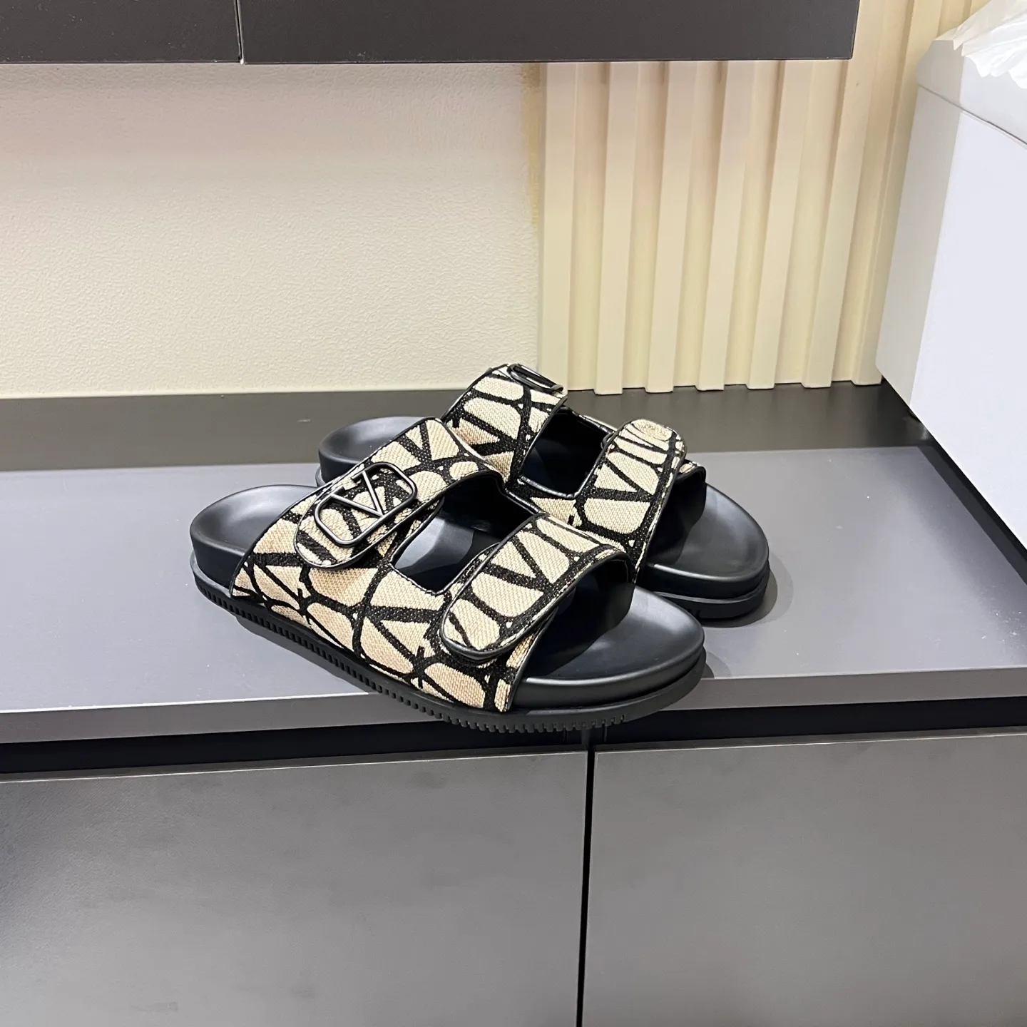 p300《VALENTINO》Warren Men🧍‍♂️Spring and Summer New Style. Cowhide logo flat slippers, elegant sandals, the same style worn by celebrities, original molding, imported calfskin. Rubber outsole. Soft and durable, full set of counter packaging, 38-44!